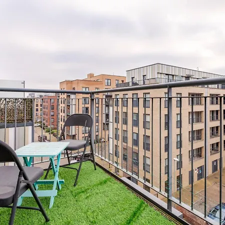 Modern 2 Bed Flat With Balcony, Easy London Access Apartment